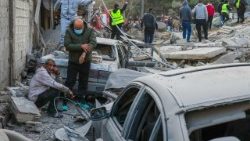 La devastazione su una strada di Beirut, capitale del Libano, dopo un attacco delle Forze di difesa isreliane