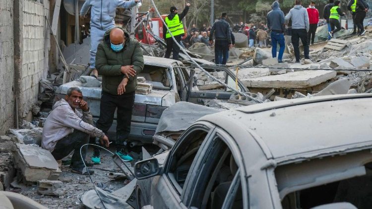 La devastazione su una strada di Beirut, capitale del Libano, dopo un attacco delle Forze di difesa isreliane