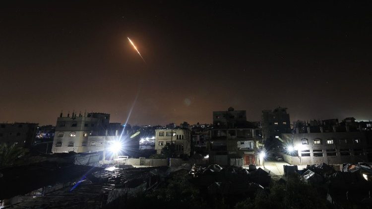 Un missile sopra il cielo della Striscia di Gaza