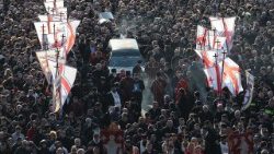 Fiéis acompanham o carro funerário que transporta o caixão com o corpo do falecido Patriarca Ortodoxo da Geórgia, Ilia II, antes da cerimônia memorial que será realizada na Catedral de Sameba, em Tbilisi, em 18 de março de 2026. O líder da Igreja Ortodoxa Georgiana, Ilia II, faleceu em 17 de março de 2026, aos 93 anos,. (Foto de Giorgi ARJEVANIDZE / AFP)