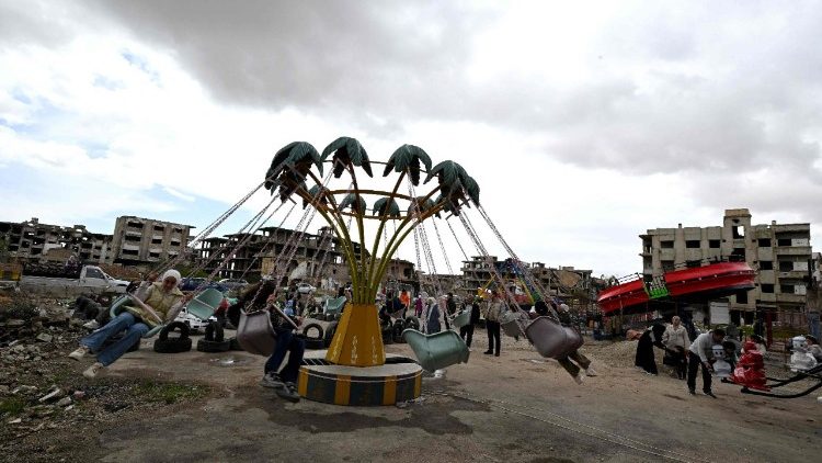 Il gioco dei bambini nei sobborghi desolati di Damasco
