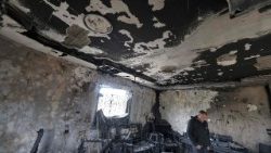 Casa incendiada após um suposto ataque de colonos em Deir al-Hatab, a leste de Nablus (JAAFAR ASHTIYEH / AFP)