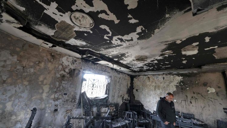 Casa incendiada após um suposto ataque de colonos em Deir al-Hatab, a leste de Nablus (JAAFAR ASHTIYEH / AFP)