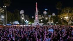 In Plaza de Mayo a Buenos Aires, la Piramide illuminata con la scritta "Nuncas Mas" in occasione della veglia per il 50° anniversario del colpo di stato militare che diede inizio alla dittatura nel Paese