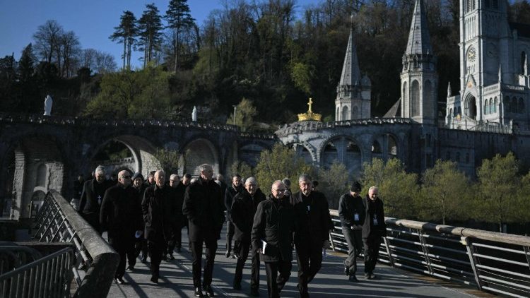 Maaskofu wa Ufaransa wakiwa Lourdes