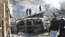 ಇಸ್ರಾಯೇಲ್ ದಾಳಿಯ ಬಳಿಕ ದಕ್ಷಿಣ ಲೆಬನಾನ್‌ನ ಟೈರ್ ನಗರದಲ್ಲಿ ಸಂಭವಿಸಿದ ಸ್ಥಳಕ್ಕೆ ಪ್ರಥಮ ಚಿಕಿತ್ಸೆ ಸಿಬ್ಬಂದಿ ಧಾವಿಸಿರುವ ದೃಶ್ಯ. ಚಿತ್ರ: AFP / ಪರವಾನಗಿದಾರರು