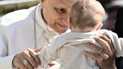 Papa Leon al XIV-lea binecuvântând un copil, la audiența generală de miercuri, 25 martie 2026, din Piața San Pietro