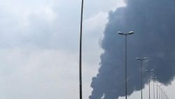 Kuwait: humo tras el ataque de un dron iraní al Aeropuerto Internacional (AFP o licenciantes).