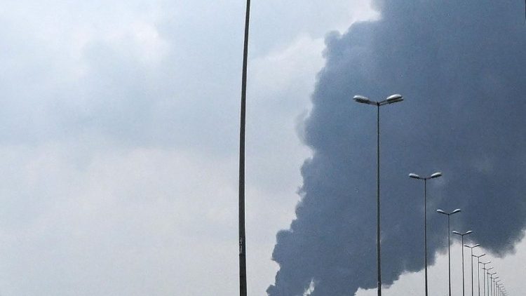 Kuwait: humo tras el ataque de un dron iraní al Aeropuerto Internacional (AFP o licenciantes).