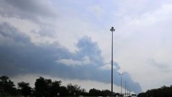 Kuwait: fumo dopo l'attacco di un drone iraniano all'Aeroporto Internazionale