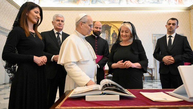 El Papa y la se&ntilde;ora Borjana Krišto