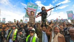 I sostenitori degli Houthi si radunano durante una manifestazione di solidarietà nella capitale yemenita di Sana'a 