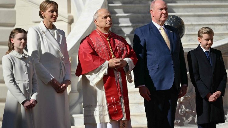 Pāvestu sagaida Monako princis Alberts II un princese Šarlēna