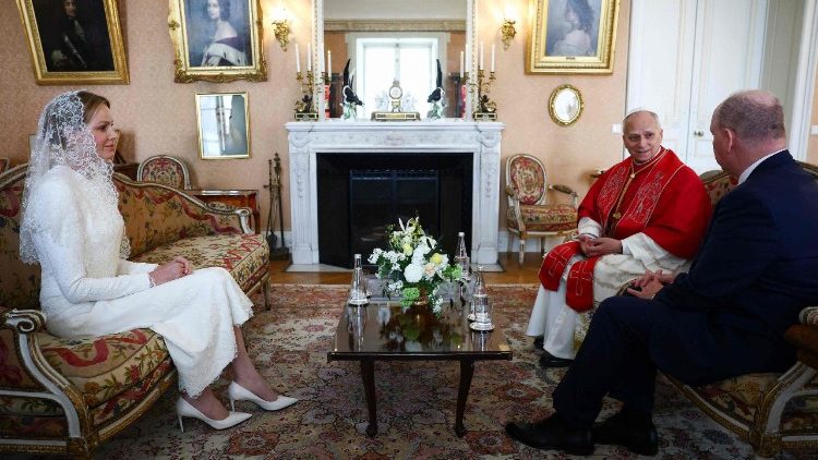 Pāvests tiekas ar Monako princi Albertu II un princesi Šarlēnu