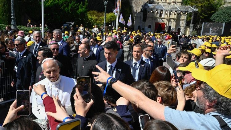 XIV. Le&oacute; a fiatalok k&ouml;r&eacute;ben Monac&oacute;ban