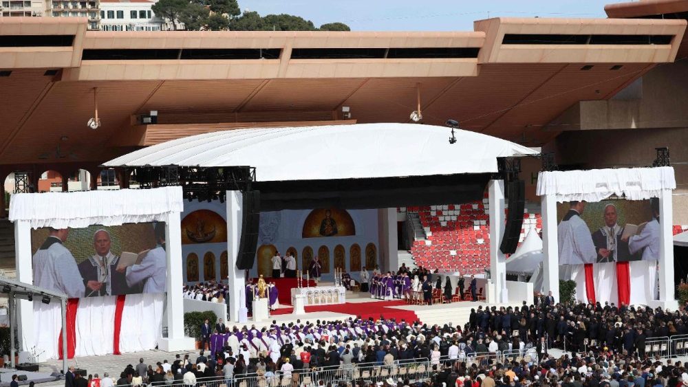 Святая Імша на стадыёне Луі ІІ у Манака