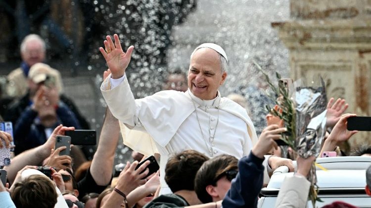 Mosolyg&oacute; p&aacute;pa a sz&ouml;kők&uacute;t előtt  