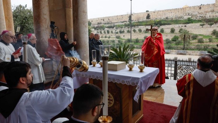 कार्डिनल पिज़्ज़ाबाल्ला ने खजूर रविवार को गेथसेमनी में शांति के लिए प्रार्थना की