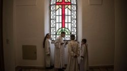 Chierichetti nella chiesa di san Salvatore nella città vecchia di Gerusalemme, il 2 aprile 2026 (Marco Longari/Afp)