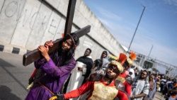 Tín hữu Nigeria tham dự Đàng Thánh Giá vào thứ Sáu Tuần Thánh