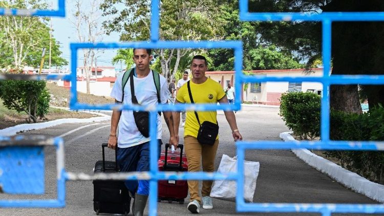 जेल से निकलते हुए कैदी