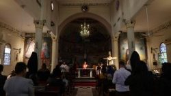 La celebración en la parroquia de la Sagrada Familia en Gaza (AFP)