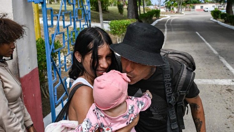 पास्का से पहले जेल से रिहा हुए कैदी अपने परिवार से मिलते हुए