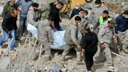 Equipes de resgate recuperam um corpo no local de um ataque aéreo israelense ocorrido na noite de 5 de abril de 2026, que atingiu a vila de Kfar Hatta (AFP or licensors)