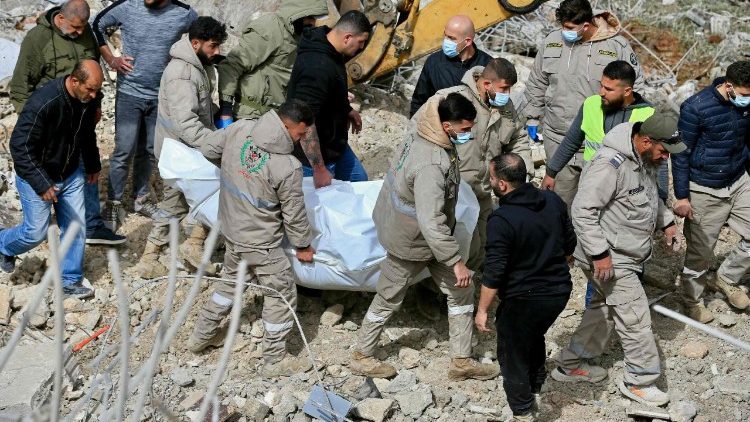  I soccorritori recuperano un corpo dal luogo di un attacco aereo israeliano avvenuto nella notte tra il 5 e il 5 aprile 2026, che ha colpito il villaggio di Kfar Hatta