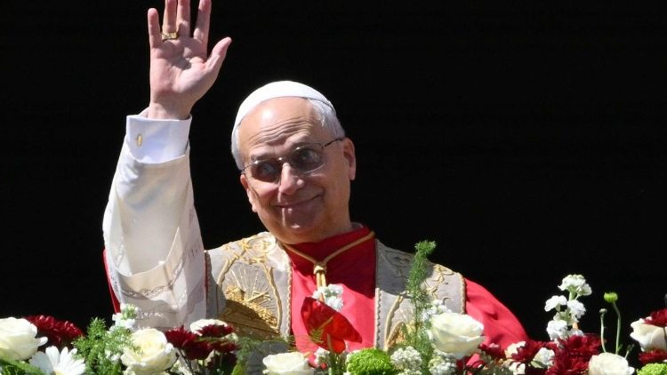 ር.ሊ.ጳ ሊዮ 14ኛ በቫቲካን በላቲን ቋንቋ “Urbi et Orbi”  (ለከተማው እና ለዓለም) የተሰኘውን ጳጳሳዊ ሐውርያዊ ቡራኬ ሲሰጡ 