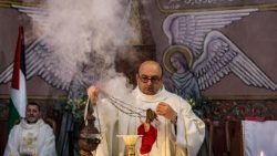 Pater Gabriel Romanelli, Pfarrer der römisch-katholischen Gemeinde in Gaza, bei der Ostersonntagsmesse am 5. April 2026