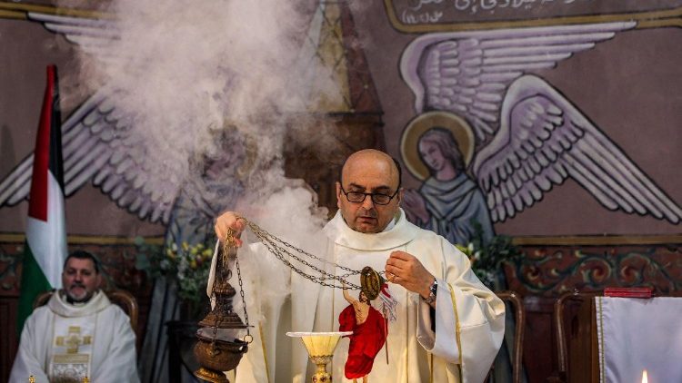 Pater Gabriel Romanelli, Pfarrer der römisch-katholischen Gemeinde in Gaza, bei der Ostersonntagsmesse am 5. April 2026