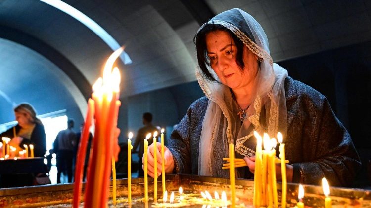 இறைவேண்டல் செய்யும் மக்கள் 