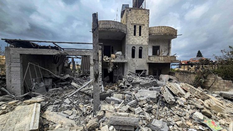 Руїни будівлі, знищеної внаслідок бомбардувань Ізраїлем, у селі Маараке на півдні Лівану   