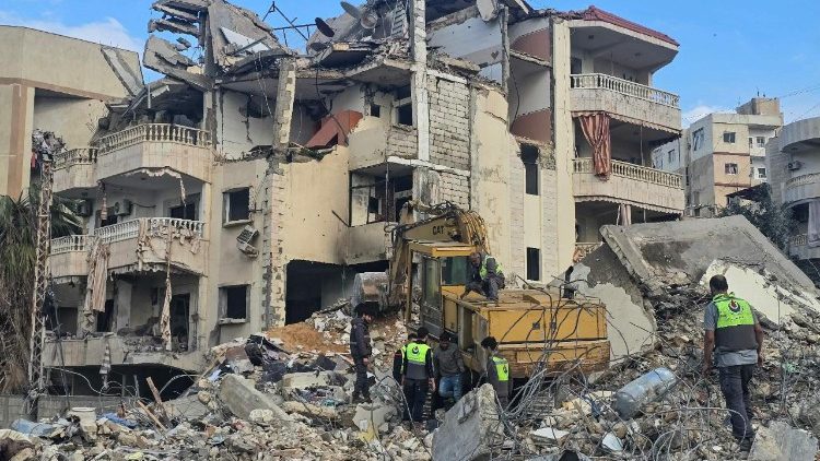 Ruínas na cidade de Tiro, no Líbano, onde continuam os ataques de Israel (AFP)