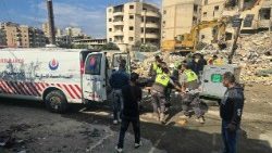 Първите реагиращи екипи пренасят тяло, извадено от развалините, в линейка на мястото на израелски въздушен удар в южния ливански град Тир на 8 април 2026 г.