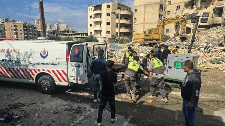 Първите реагиращи екипи пренасят тяло, извадено от развалините, в линейка на мястото на израелски въздушен удар в южния ливански град Тир на 8 април 2026 г.