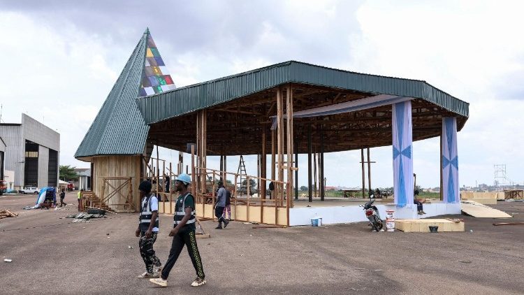 Vorbereitung f&uuml;r die Abschlussmesse mit Papst Leo XIV. in Kamerun