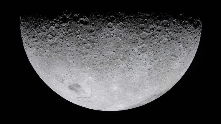Immagine della Luna diffusa dalla NASA e fotografata dall'equipaggio di Artemis II dalla navicella spaziale Orion il 6 aprile 2026