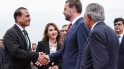 Il vice presidente Usa Vance all'arrivo a Islamabad 