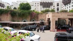 La comitiva del vicepresidente de EE. UU., JD Vance, llega al hotel Serena en Islamabad antes de las conversaciones de paz con Irán.