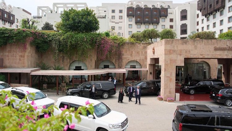 La comitiva del vicepresidente de EE. UU., JD Vance, llega al hotel Serena en Islamabad antes de las conversaciones de paz con Irán.