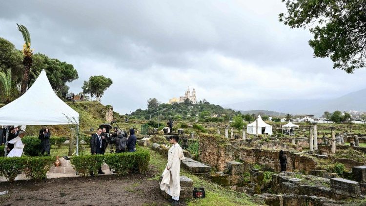 संत पापा लियो  नेअन्नाबा शहर में हिप्पो के पुरातात्विक स्थल का दौरा किया।