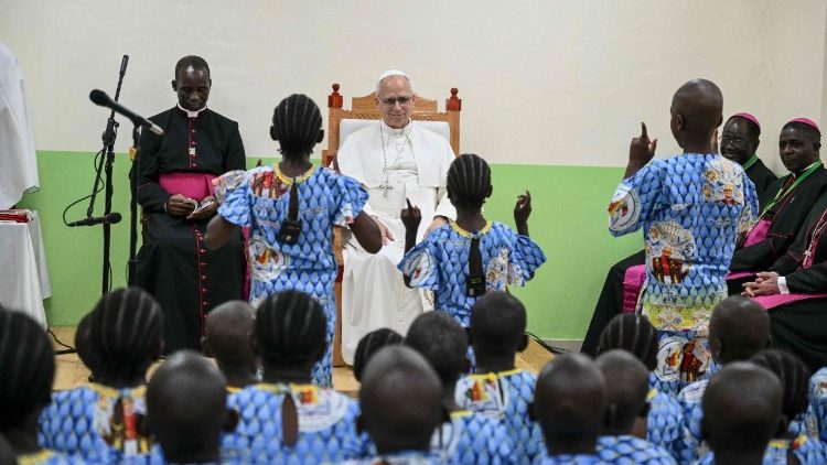 Léon XIV visite l’orphelinat Ngul Zamba de Yaoundé