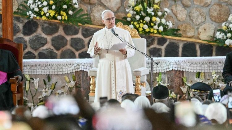 Papst Leo XIV. beim Friedenstreffen mit der katholischen Gemeinschaft von Bamenda in der Kathedrale des heiligen Josef
