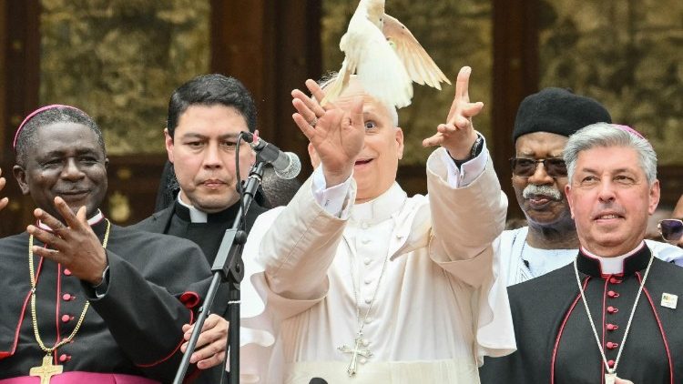 Papst mit weißer Taube in Bamenda im Nordosten Kameruns