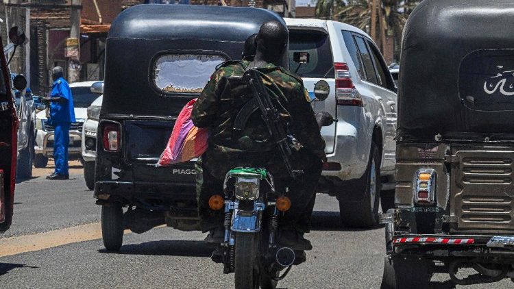 Menschen mit Waffen in der sudanesischen Hauptstadt