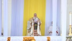 Papst Leo XIV.  am 16. April 2026 am Flughafen Bamenda in Kamerun bei der Heiligen Messe – am 4. Tag seiner elftägigen Apostolischen Reise nach Afrika