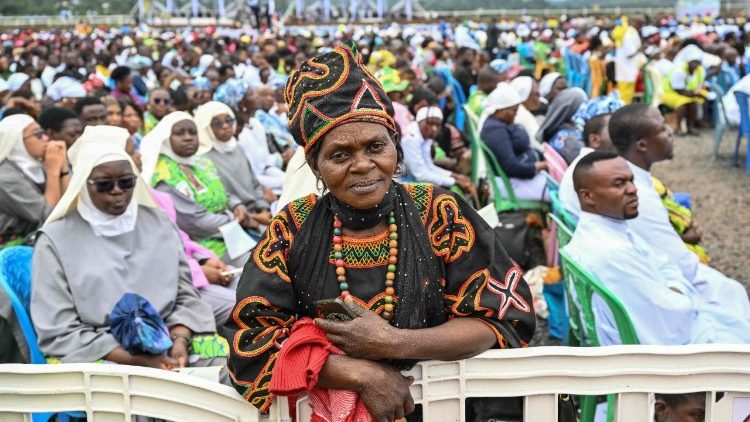 Bei der Messe mit Papst Leo XIV. am 16. April 2026 am Flughafen Bamenda in Kamerun
