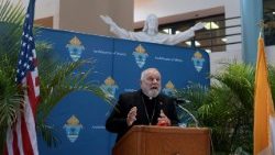 L'arcivescovo di Miami in conferenza stampa dopo i tagli dell'amministrazione Trump a Catholic Charities 